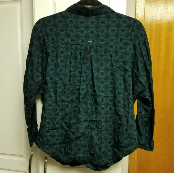 💮RVCA button up collared pattern blouse - Picture 2 of 2